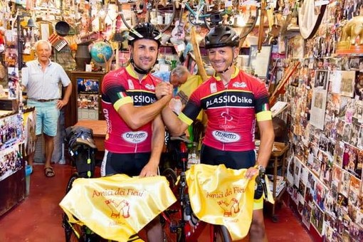 Da Albenga alla Sicilia in bici: è iniziata l'avventura dei cugini Davide e Giuseppe Di Maria
