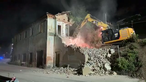 Cengio, al via la demolizione del &quot;Palazzo dello Zucchero&quot; (FOTO e VIDEO)