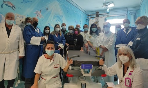 Ospedale San Paolo, la donazione della Confraternita di Nostra Signora di Castello: barella e sedia a rotelle pieghevole per la Pediatria Ospedale San Paolo, la donazione della Confraternita di Nostra Signora di Castello: barella e sedia a rotelle pieghevole per la Pediatria