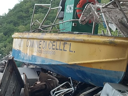 Celle, si chiude un'era: demolita la storica barca ecologica che puliva il mare