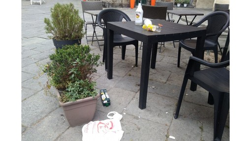 Albenga e il degrado del sabato sera, lettera al direttore di un cittadino “scocciato”: “Gli sbandati sporcano e vandalizzano la città”