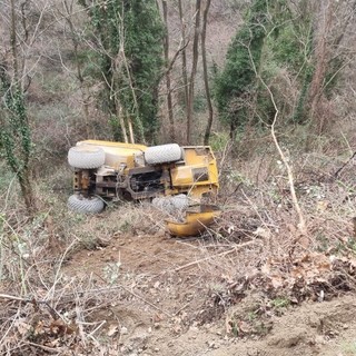 Dumper esce di strada e si ribalta: paura a Stella ma il conducente ne esce illeso