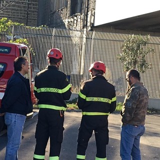 Savona, i vigili del fuoco ispezionano con un drone il tetto della palazzina dell’Autorità Portuale (VIDEO)