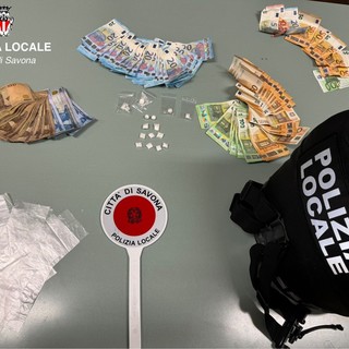 Tenta di ingerire della droga, viene bloccato e sputa crack e cocaina: arrestato dalla polizia locale