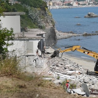 Albissola, partita la demolizione dell'ex fabbricato dei bagni Madonnetta: ruspa al lavoro