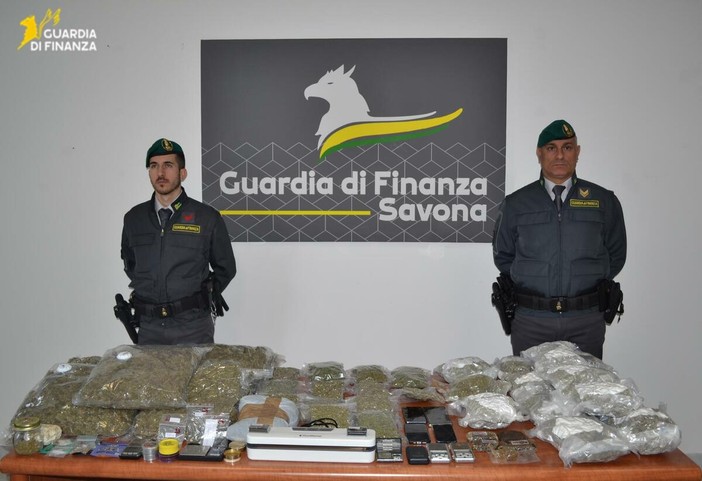 Traffico internazionale di marijuana per corrispondenza: sequestrati 30 kg da Spagna e Thailandia, 5 arresti