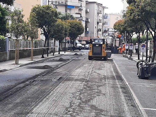 Albissola, scattano i lavori di rifacimento dell'asfalto in Viale e Piazza Liguria (FOTO) Albissola, scattano i lavori di rifacimento dell'asfalto in Viale e Piazza Liguria (FOTO)