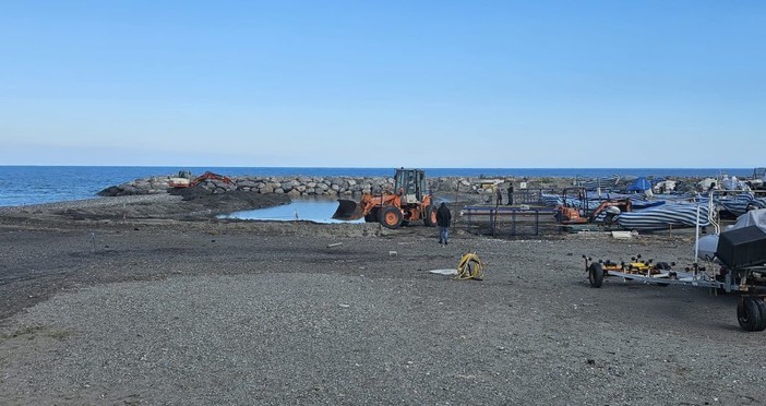 Albenga, la darsena rivede il mare: riaperto il passaggio, Enrico (lega Navale): “Ma serve una soluzione definitiva” Albenga, la darsena rivede il mare: riaperto il passaggio, Enrico (lega Navale): “Ma serve una soluzione definitiva”
