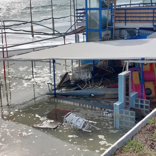 Savona, la mareggiata danneggia i bagni Aurora. Il titolare: "Peggio del 2018, tutto completamente allagato" (VIDEO)