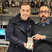 Il tenore Davide Pastorino (a sinistra) insieme al consigliere comunale De Simone (a destra) Il tenore Davide Pastorino (a sinistra) insieme al consigliere comunale De Simone (a destra)