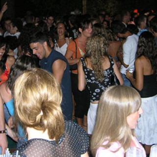 Movida di Albissola, protocollo d'intesa tra comune, bar e discoteche per le chiusure notturne estive
