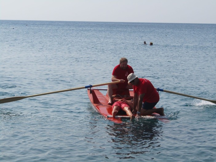 Bimbo soccorso in mare a Celle: simulazione con l'ausilio dei bagnini e della Croce Rosa (FOTO e VIDEO) Bimbo soccorso in mare a Celle: simulazione con l'ausilio dei bagnini e della Croce Rosa (FOTO e VIDEO)