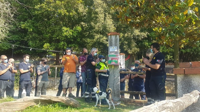 Finale, un nuovo dono alla comunità nel nome di Giuliano Perissuti: inaugurato un defibrillatore alle Manie