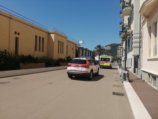 Accusa un malore in mare, anziana soccorsa a Finale da bagnini e Capitaneria