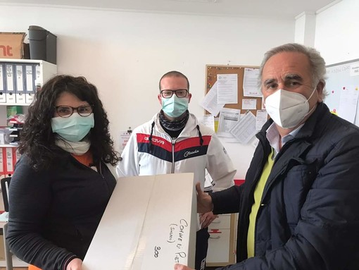 Coronavirus, il sindaco Luigi De Vincenzi consegna 300 mascherine a Pietra Soccorso: &quot;Grazie per tutto quello che fate&quot;