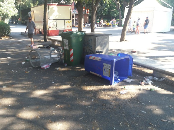 Savona, caos nei giardini del Prolungamento: cassonetti rovesciati e spazzatura ovunque