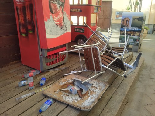 Risse, aggressioni, dehors distrutti: un’altra notte da incubo ad Alassio