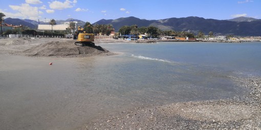 La Darsena di Albenga è stata liberata dalla sabbia accumulata con le mareggiate invernali