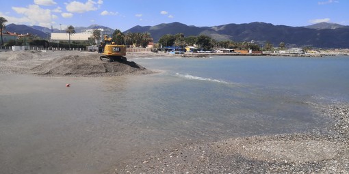 La Darsena di Albenga è stata liberata dalla sabbia accumulata con le mareggiate invernali