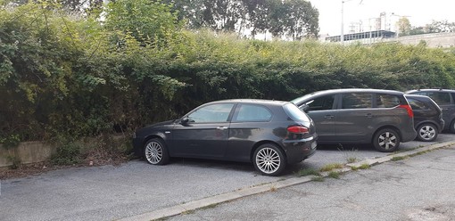 Savona, degrado a Lavagnola: auto abbandonate, segnaletica orizzontale inesistente e parcheggio non sicuro