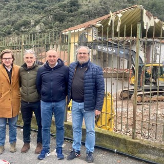 Zuccarello, iniziata la demolizione dell’ex caserma dei Carabinieri: verrà costruita la nuova scuola