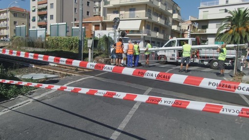 Loano, furgone scardina la sbarra del passaggio a livello di viale Libia Loano, furgone scardina la sbarra del passaggio a livello di viale Libia
