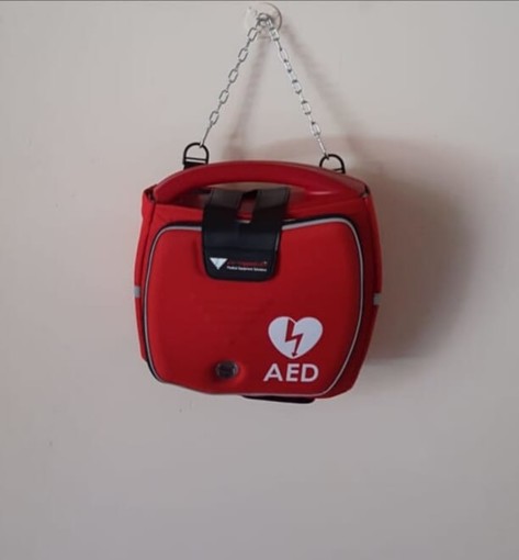 Altare, installato un nuovo defibrillatore DAE nella palestra delle scuole medie