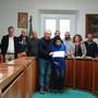 Dego, racconta il suo paese in Consiglio comunale: studente del "Patetta" riceve un attestato