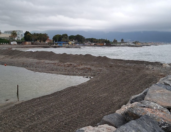 Albenga, in corso i lavori per liberare la Darsena dalla sabbia Albenga, in corso i lavori per liberare la Darsena dalla sabbia