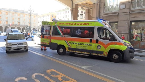 Savona, auto investe donna: codice giallo al San Paolo (FOTO) Savona, auto investe donna: codice giallo al San Paolo (FOTO)