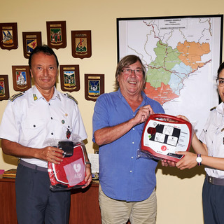 Donato un defibrillatore alle Fiamme Gialle di Albenga (FOTO)