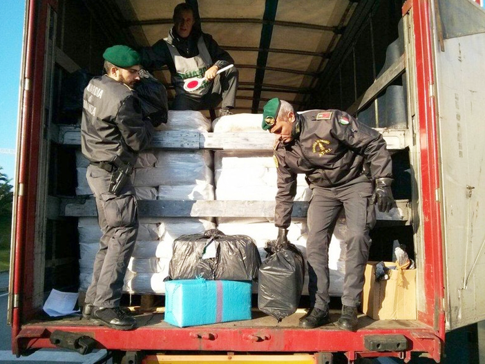 Savona, camionista fermato con 400 chili di hashish: interrogato dal gip, rimane in carcere Savona, camionista fermato con 400 chili di hashish: interrogato dal gip, rimane in carcere