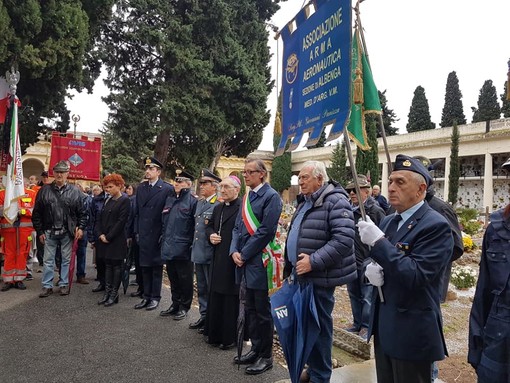 Albenga, l'amministrazione comunale alla commemorazione dei defunti nel cimitero di Leca