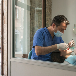 Impianti dentali Sassari: guida sicura con Studio Yari Basente