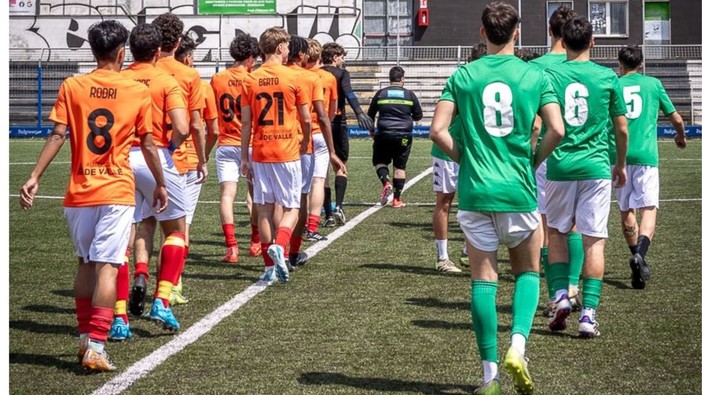 Albenga, il derby del Liceo G. Bruno finisce 4-1 per Via Dante: raccolti i fondi per due adozioni a distanza