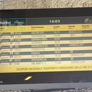 Ritardi e cancellazioni: rabbia dei passeggeri in stazione a Savona (FOTOgallery)