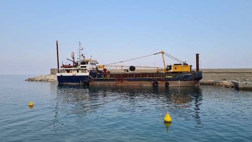 Finale, cominciato il dragaggio del porticciolo di Capo San Donato Finale, cominciato il dragaggio del porticciolo di Capo San Donato