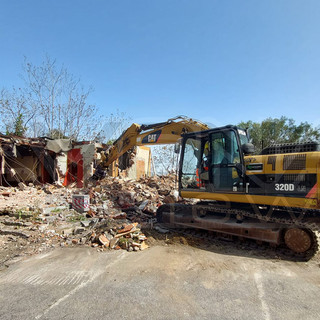 Savona, scattata la demolizione dell'ex Lady Moon: ruspa al lavoro (FOTO E VIDEO)
