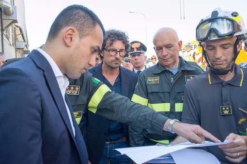 Crollo del ponte Morandi, Di Maio: "Avviate le procedure per il ritiro della concessione ad Autostrade. Controlleremo tutti i viadotti"