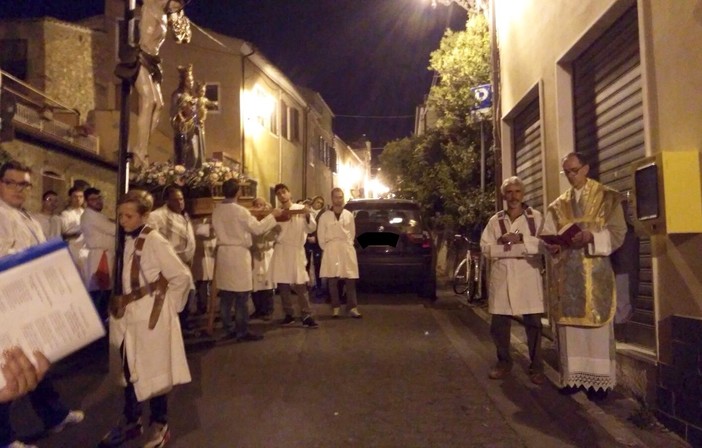 Un defibrillatore a Campochiesa d'Albenga Un defibrillatore a Campochiesa d'Albenga