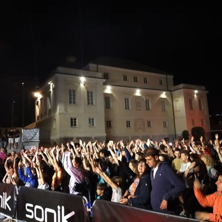 Andora, in 2.500 ai giardini Tagliaferro a ballare per lo spettacolo di Dj Sonik Andora, in 2.500 ai giardini Tagliaferro a ballare per lo spettacolo di Dj Sonik