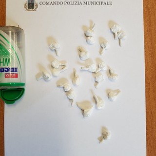 Nella foto: i "pacchettini" con le dosi di droga già pronte
