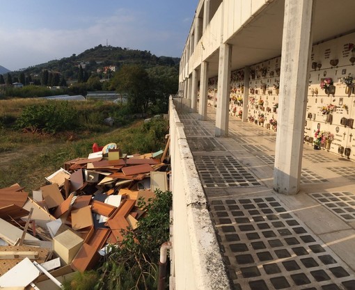 Discarica abusiva tra le lapidi, Santi condanna il gesto di ATA: "Non c’era nessun bisogno di conferire al cimitero i rifiuti"