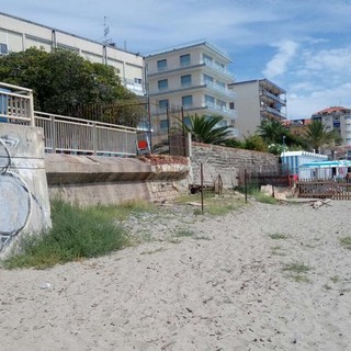 Savona, degrado nella spiaggia delle Fornaci