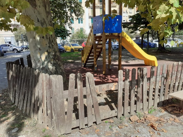 Degrado e pulizia nelle aree gioco di Savona, tour di una mamma: "Bambini sembrano essere poco graditi all'amministrazione comunale" (FOTO) Degrado e pulizia nelle aree gioco di Savona, tour di una mamma: "Bambini sembrano essere poco graditi all'amministrazione comunale" (FOTO)