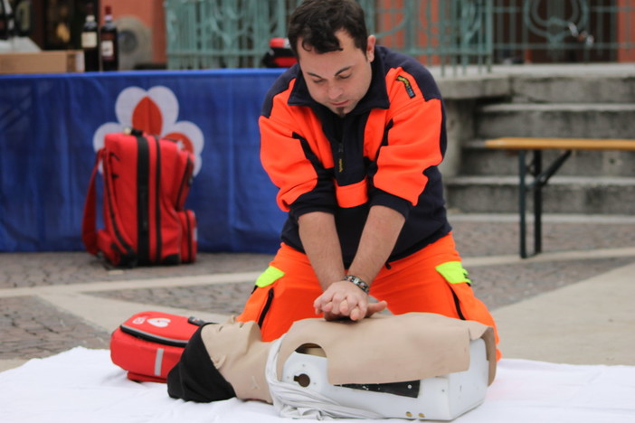Gli Scout di Pietra Ligure donano un defibrillatore alla pubblica assistenza Gli Scout di Pietra Ligure donano un defibrillatore alla pubblica assistenza