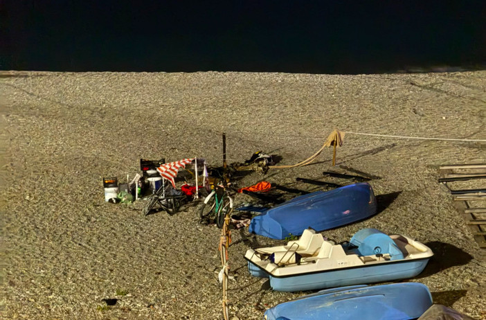 Savona fuoco acceso sulla spiaggia sotto al Priamar, danneggiata l'area del Circolo Nautico Colombo