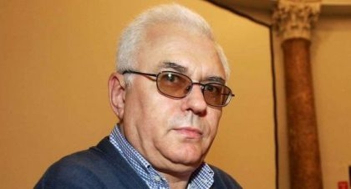 Il prete che da del "cancerogeno" a De Benedetti Il prete che da del "cancerogeno" a De Benedetti