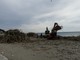 I lavori di rimozione del materiale portato dalle mareggiate sul litorale finalese nello scorso gennaio