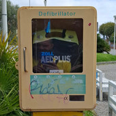 Albissola, la Croce d'oro ripristina la teca danneggiata del defibrillatore in passeggiata Albissola, la Croce d'oro ripristina la teca danneggiata del defibrillatore in passeggiata